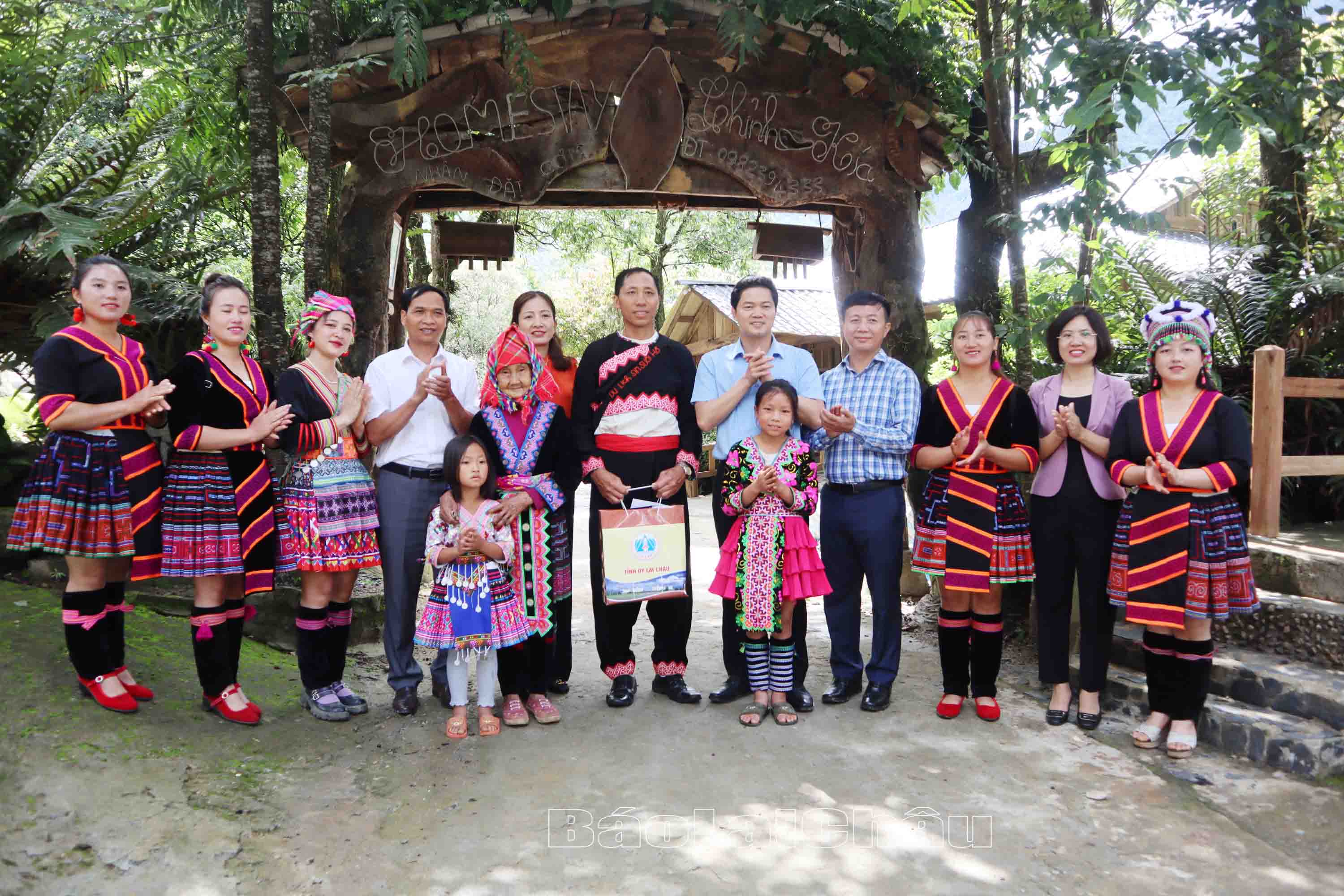 Đồng chí Vũ Mạnh Hà - Ủy viên dự khuyết Ban Chấp hành Trung ương Đảng, Phó Bí thư Tỉnh ủy tặng quà bản Sin Suối Hồ. 